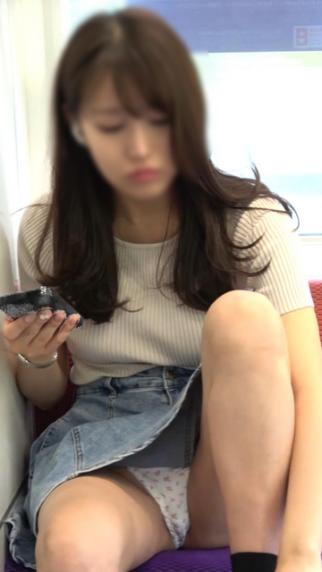 乳袋がすごい超ド級美女‼が無警戒で常に見せてくれてるチクぽちも！？逆さまでバッチリ[4K動画][ドアップあり]