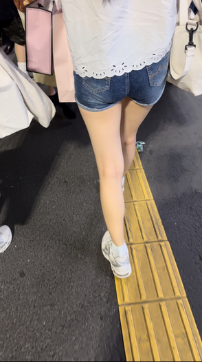デニム女子コレクションVol.31 美脚スレンダーなピチピチショーパンとグラマラスなフレアデニムのお姉さん♡