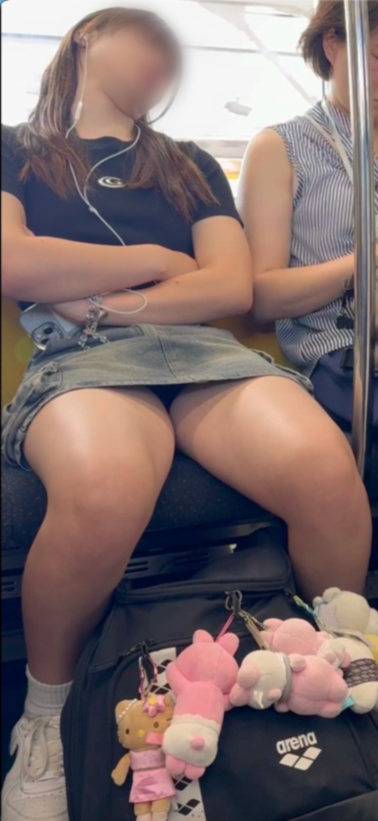 【再販】デルタゾーンからお目見え！　電車の揺れに合わせてゆらゆらする美人女子大生の対面生脚からパンチラ