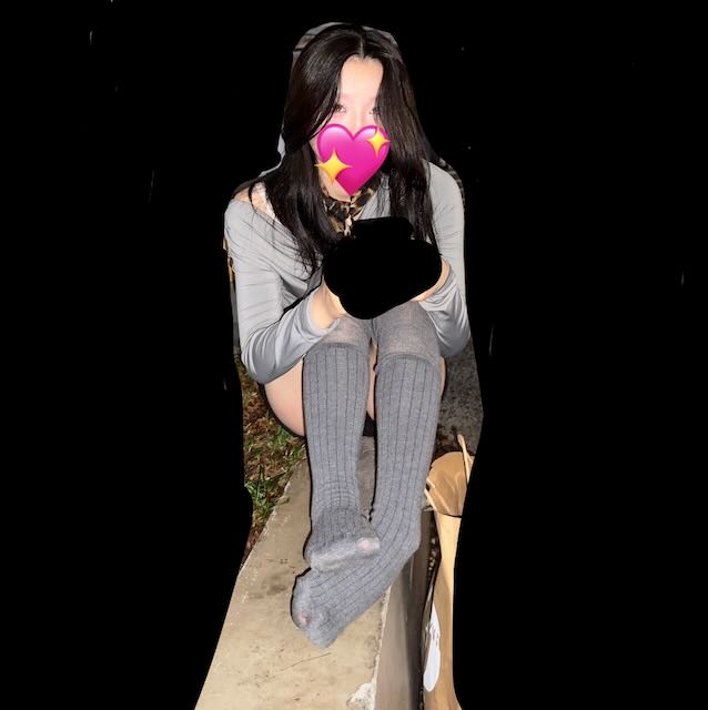 スタイル抜群生脚美女の美脚グレーハイソックスつま先と足裏