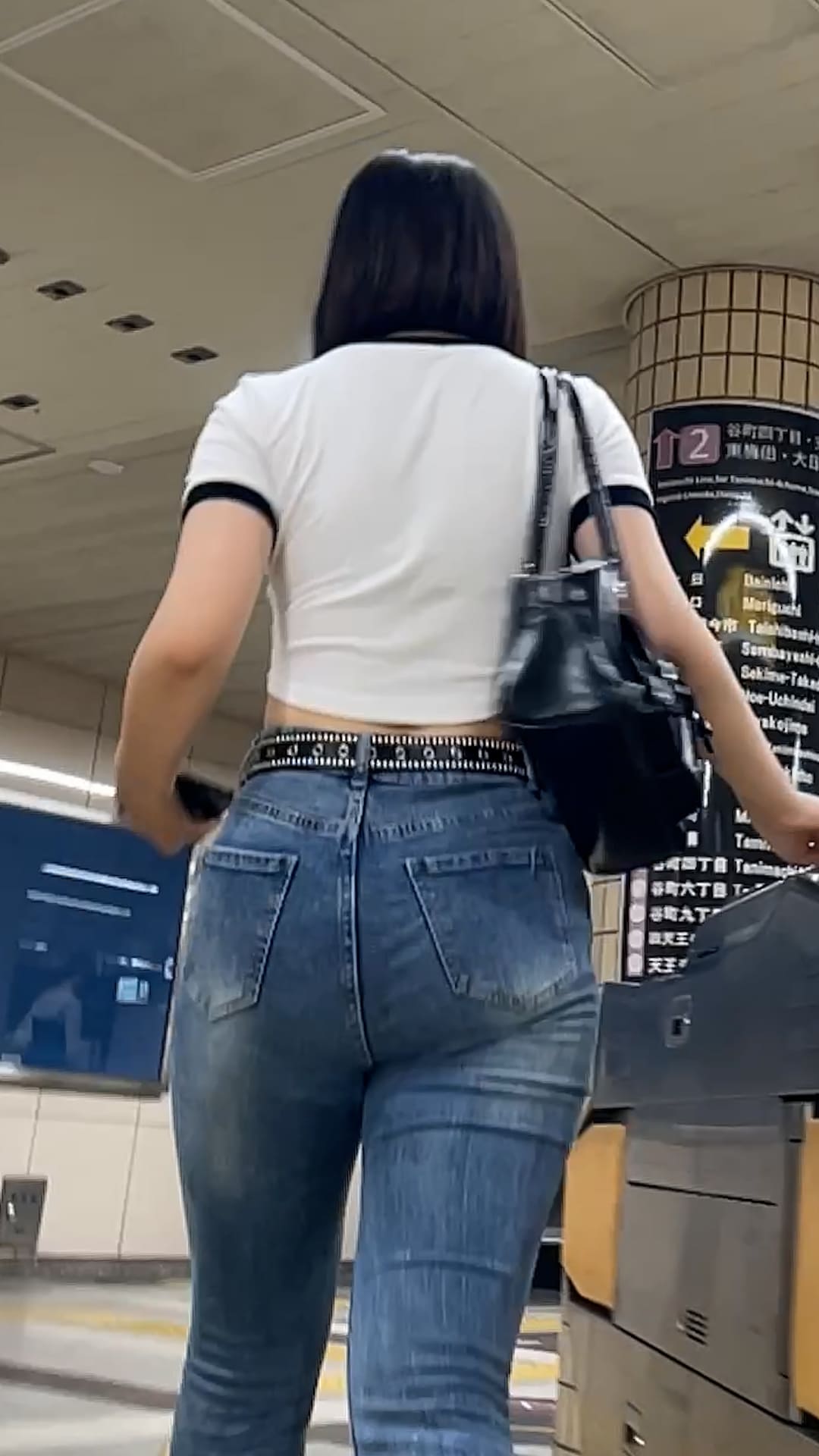 【動画•画像】妄想透視しりーず Vol.18-巨尻スマートなピチピチデニム女性（他2名）