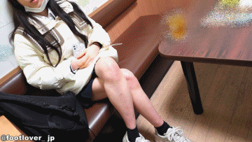 【動画】１８才制服プリーツスカートLKちゃんの黒ソックス！素足！インナーパンツ脱ぎ生パンチラ！