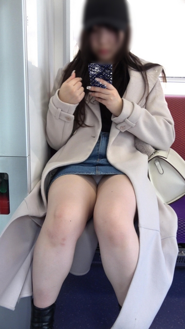 【3月1日まで顔モザなし】デニムミニ、ぷにぷにの美ももから見える陽を浴びたパン[4K動画][顔出し][ドアップあり]