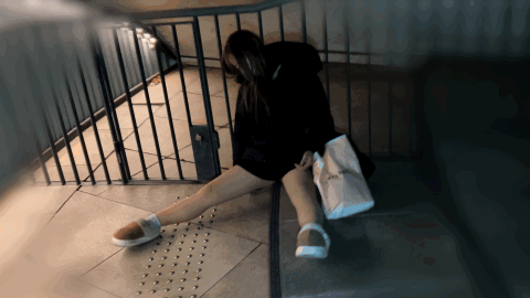 20歳美容専門学生の卑猥な下半身　身体を弄られパンティに大量の染み　パンスト破りぶっかけ逃亡