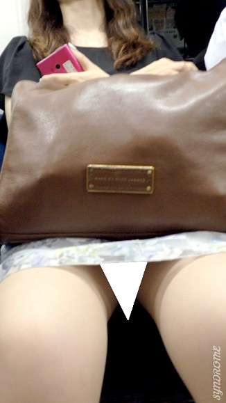 (電車対面）(顔出し）会社帰り…スマホに夢中になっちゃって…むき出しパンストあんよがくぱぁ～っと緩んじゃったOL奥さま…観察記…