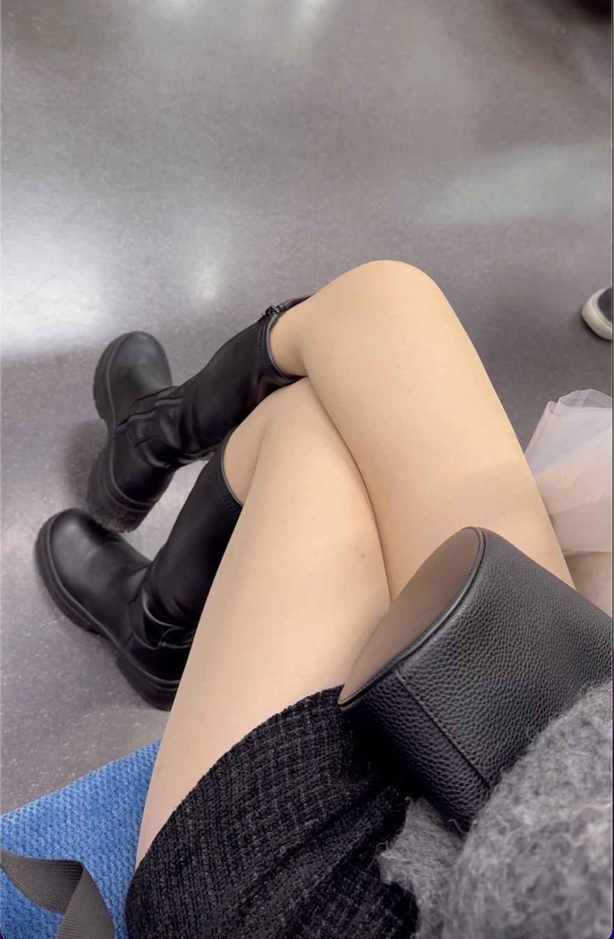 【再販】真横から最高景色！3名のS級美女の密着生足/パンスト美脚に迫ります