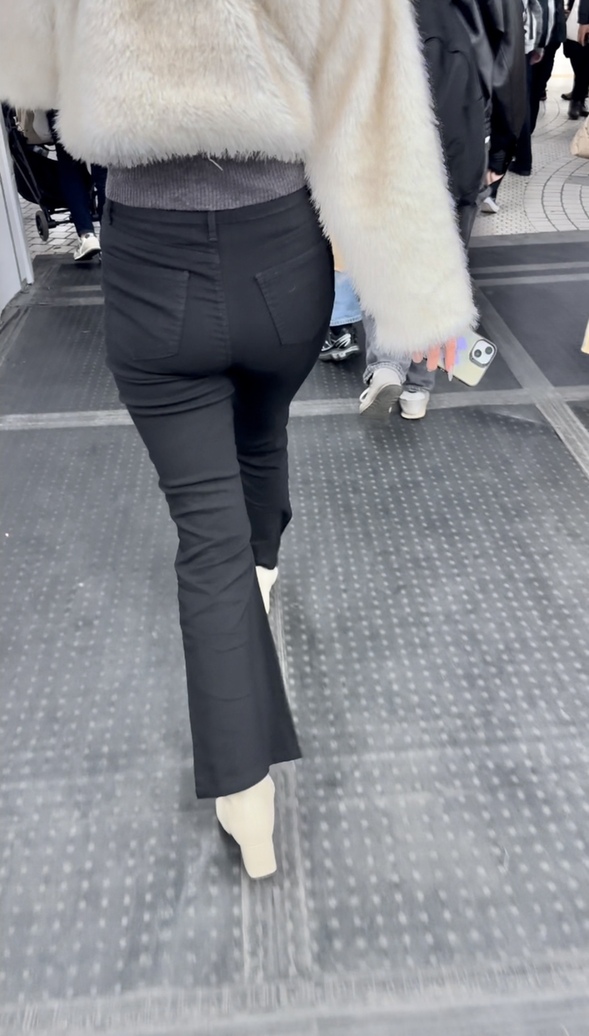 デニム女子コレクションVol.90 美脚黒フレアデニムのアパレル店員さんとダウンにネイビーのムチムチフレアデニムのJD