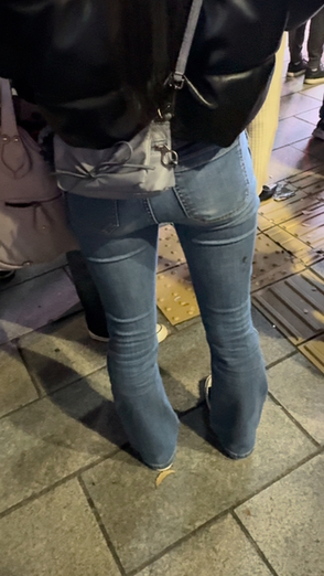 デニム女子コレクションVol.83 淡いブルーのフレアデニムのエロいデニム尻