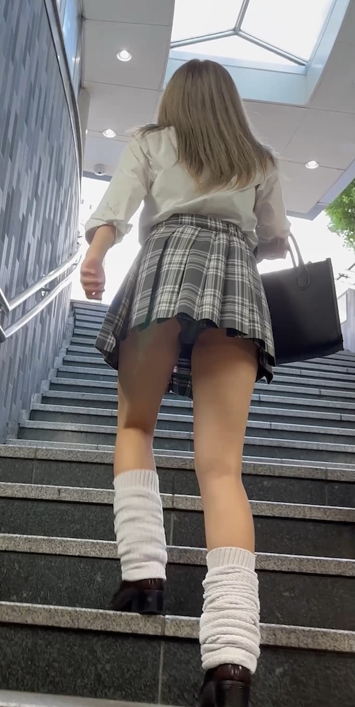 【再販】《４K・高画質》 No.1349「激カワJ◯を激写！！！ミニスカからグレーパンティーが丸見えだ」