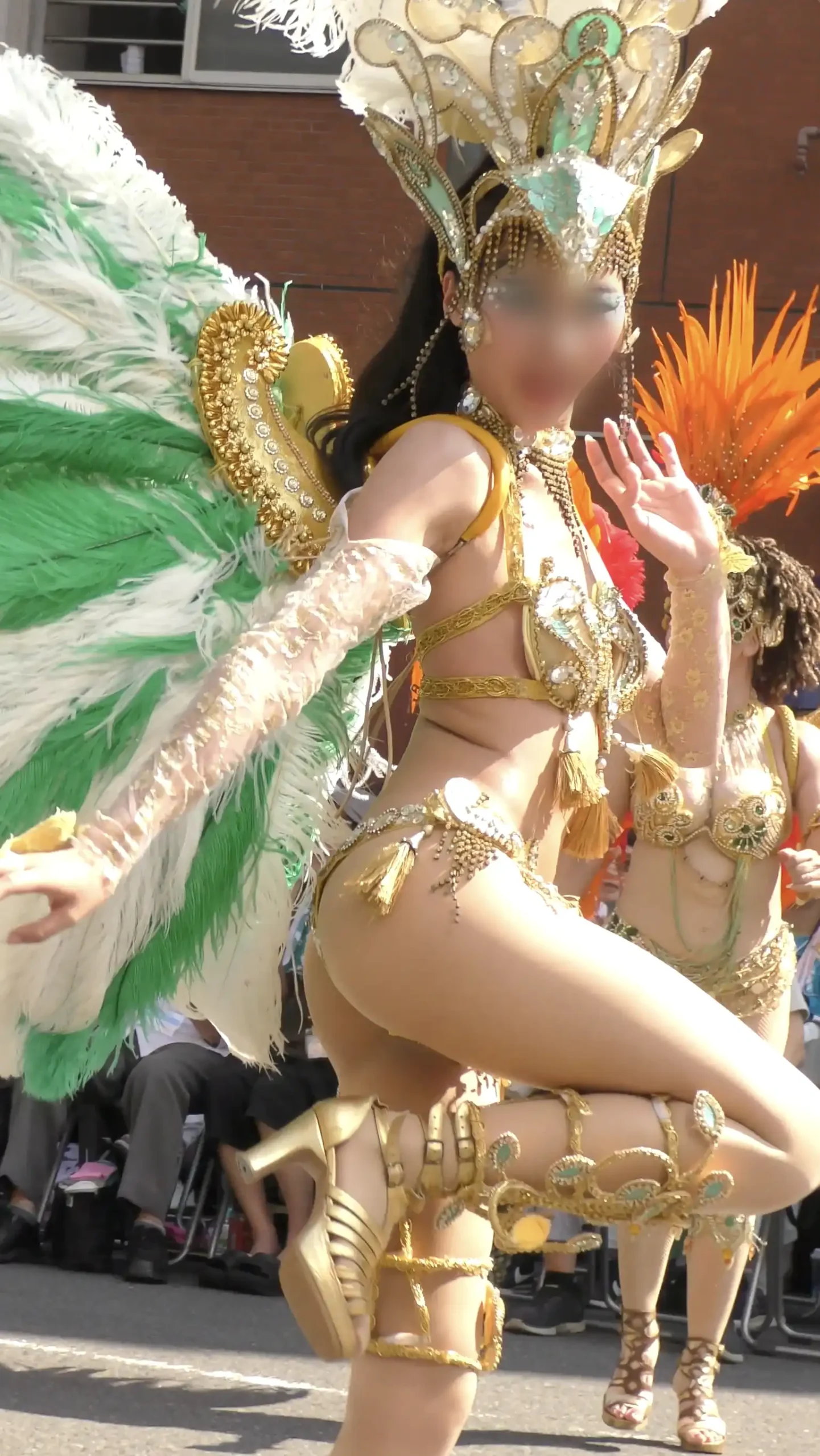 【フェチ動画】 4K!　2025年サンバ界隈で色めき立った黄金に輝くモデル体型　切れ長の瞳の長身モデル風ダンサー