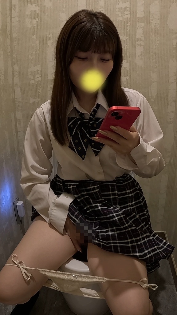 デパートのトイレでこっそりオナニーしちゃうJK195　川口〇奈に似た激カワJKが吐息を荒げて痙攣イキ