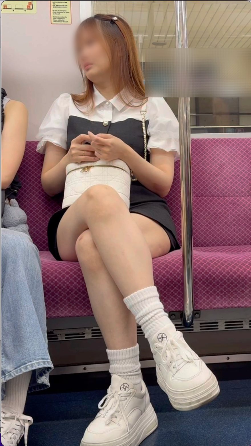 【再販】【至近距離】2名の美人OLお姉さんの「肌白・脚組み」生脚を対面から