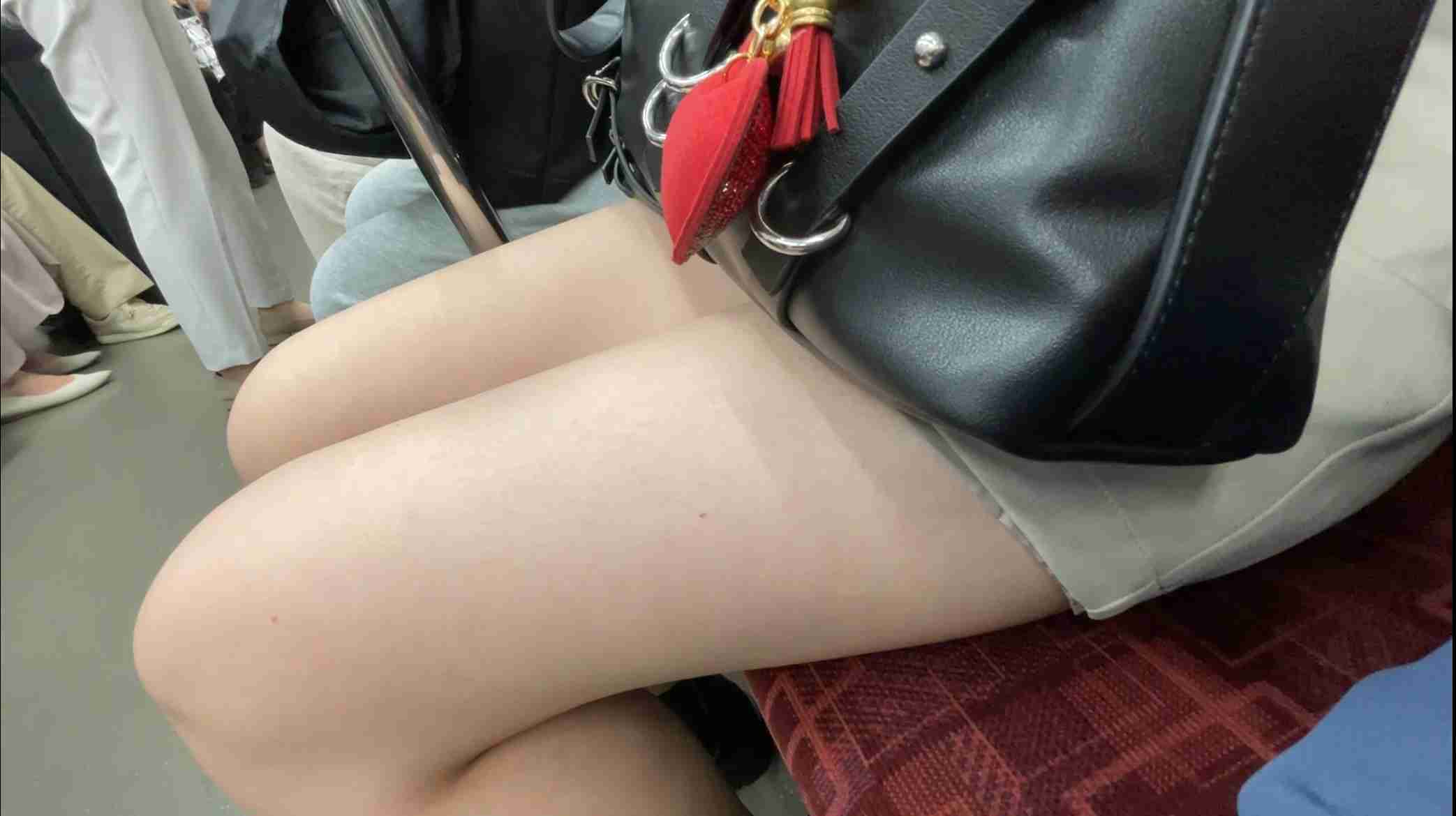 【再販】モデル級美人女子大生のエロ太ももをget！！