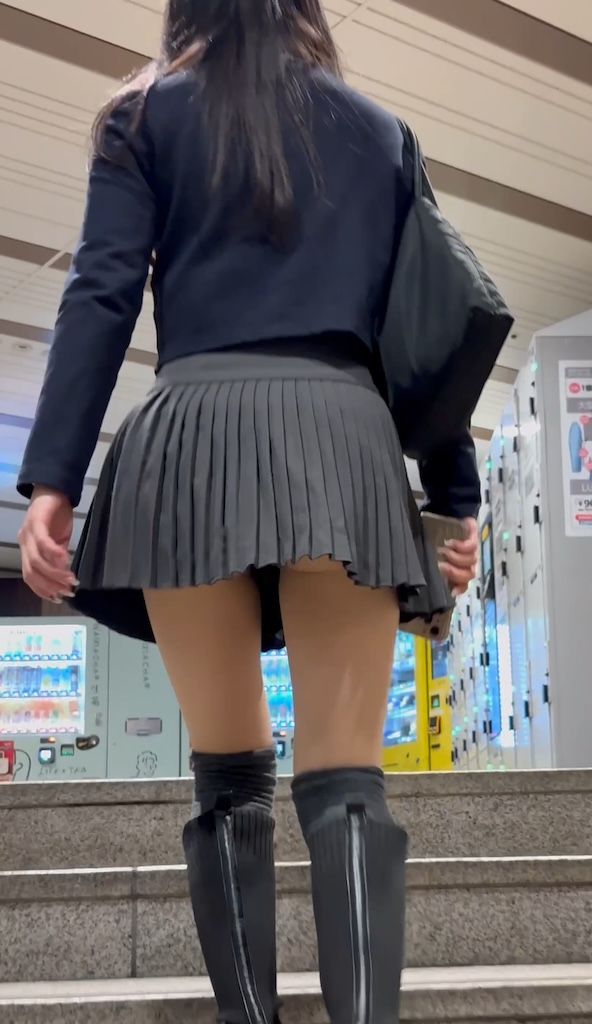 【再販】《４K・高画質》 No.1367「激カワ美少女！J◯並に短いスカートからハミ出す肉尻」