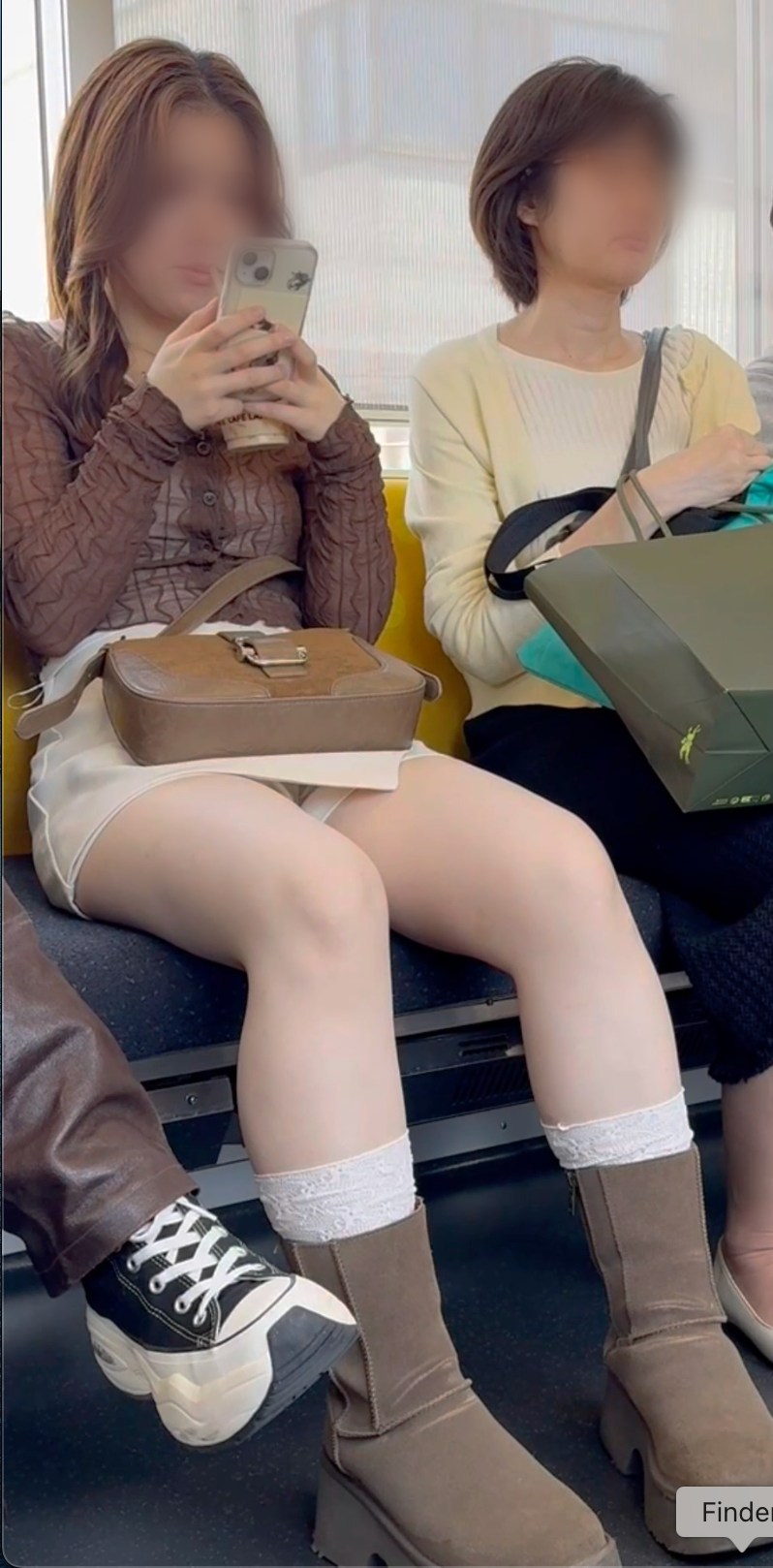 【再販】2名の美人女子大せお姉さんの生足をギュッと凝縮  美人お姉さんの対面接近からの生脚美脚