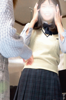 女の子どうしで大胆な・・・じぇ～娘の健気な仕事姿とパンチラをウォッチ