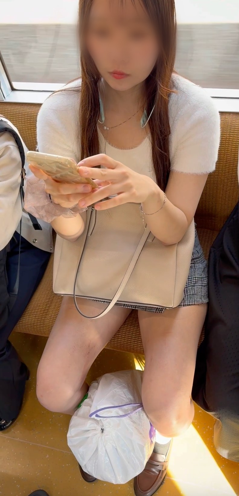 【再販】エロすぎるショーパン&ミニスカ美女、２名の美人お姉さんの生脚を真上から見まくり！