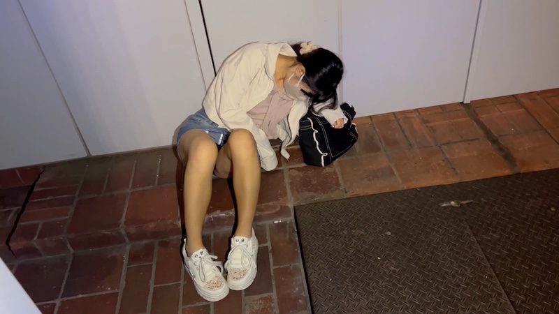 真面目系トー横 パンチラ防止の黒パンを剥ぎ取ると..大人顔負けの生意気パンティ 未完成の若裸