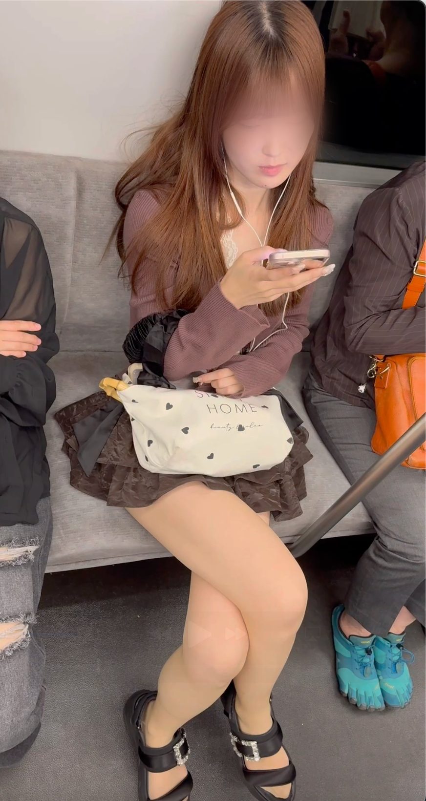 【再販】真上アングル！ミニスカすぎるS級美人お姉さんのパンスト美脚を凝視