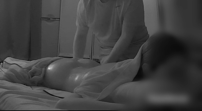 オイルまみれの剥き出し美巨尻～輝く肉欲の触感～