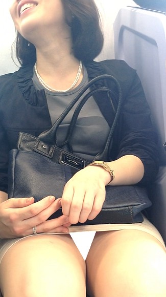 【再販】(電車対面）(顔出し）えちえち…えちえち…タイトミニからむき出し…色白のむっちりパンストふともも…セレブな美人OL奥さま…観察記