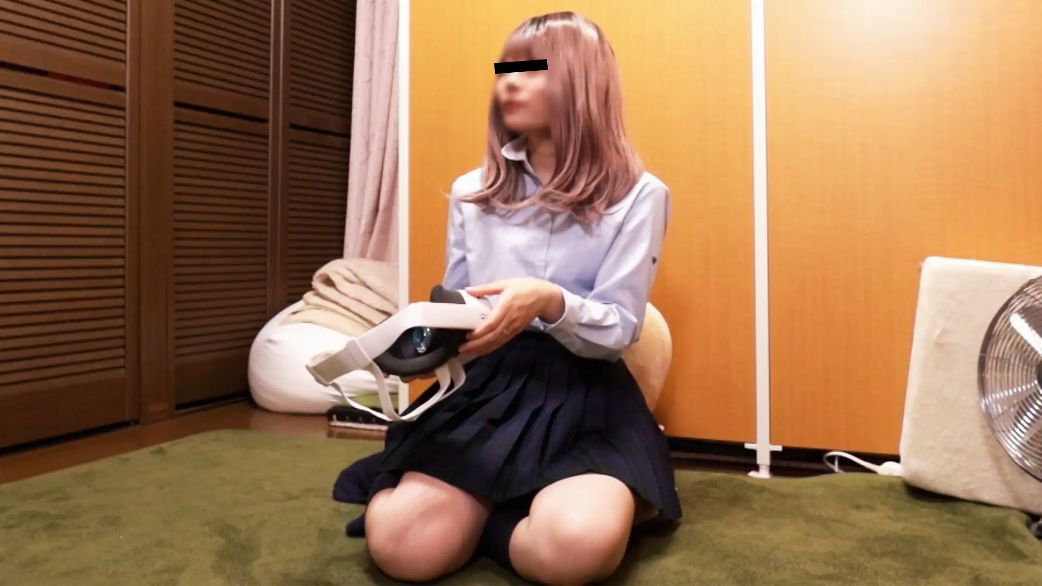 VRしている無防備状態の娘の胸ちらパンチラ 　ギャル系もかちゃん　乱れる情緒とおっぱい