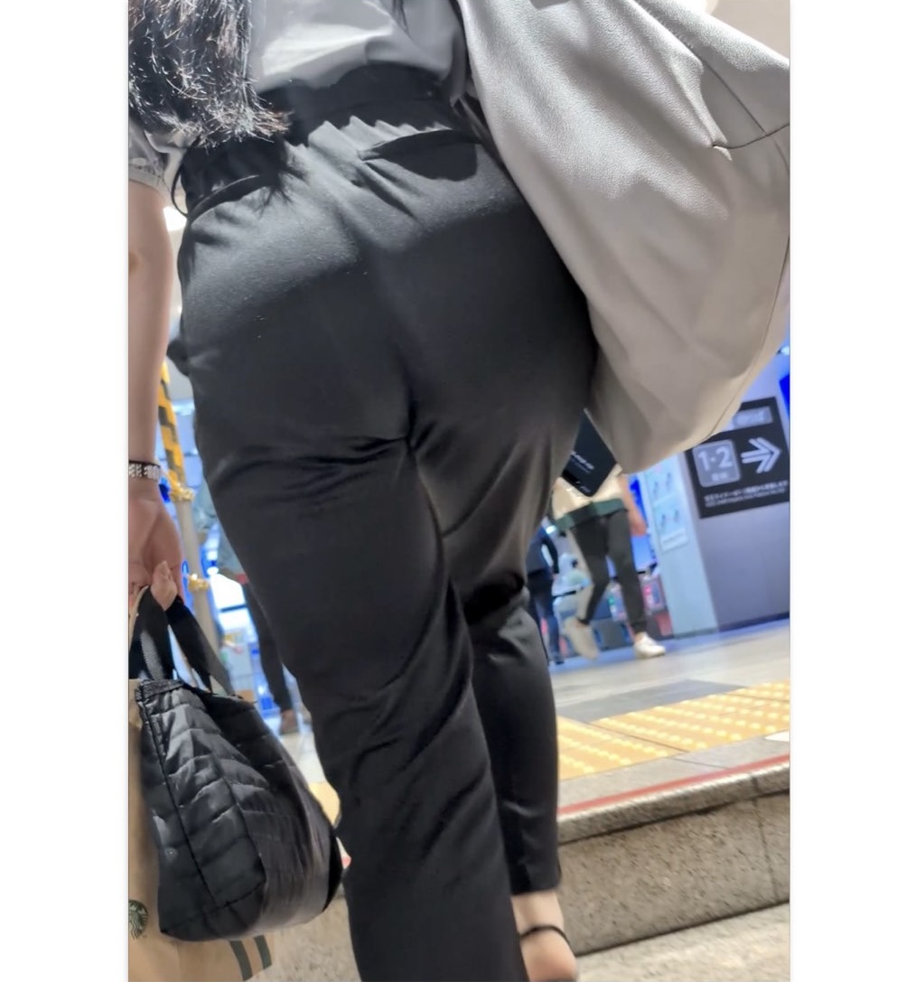 【548】プリプリとしたタイトパンツから目が離せない！カジュアル系パンツOLさん！