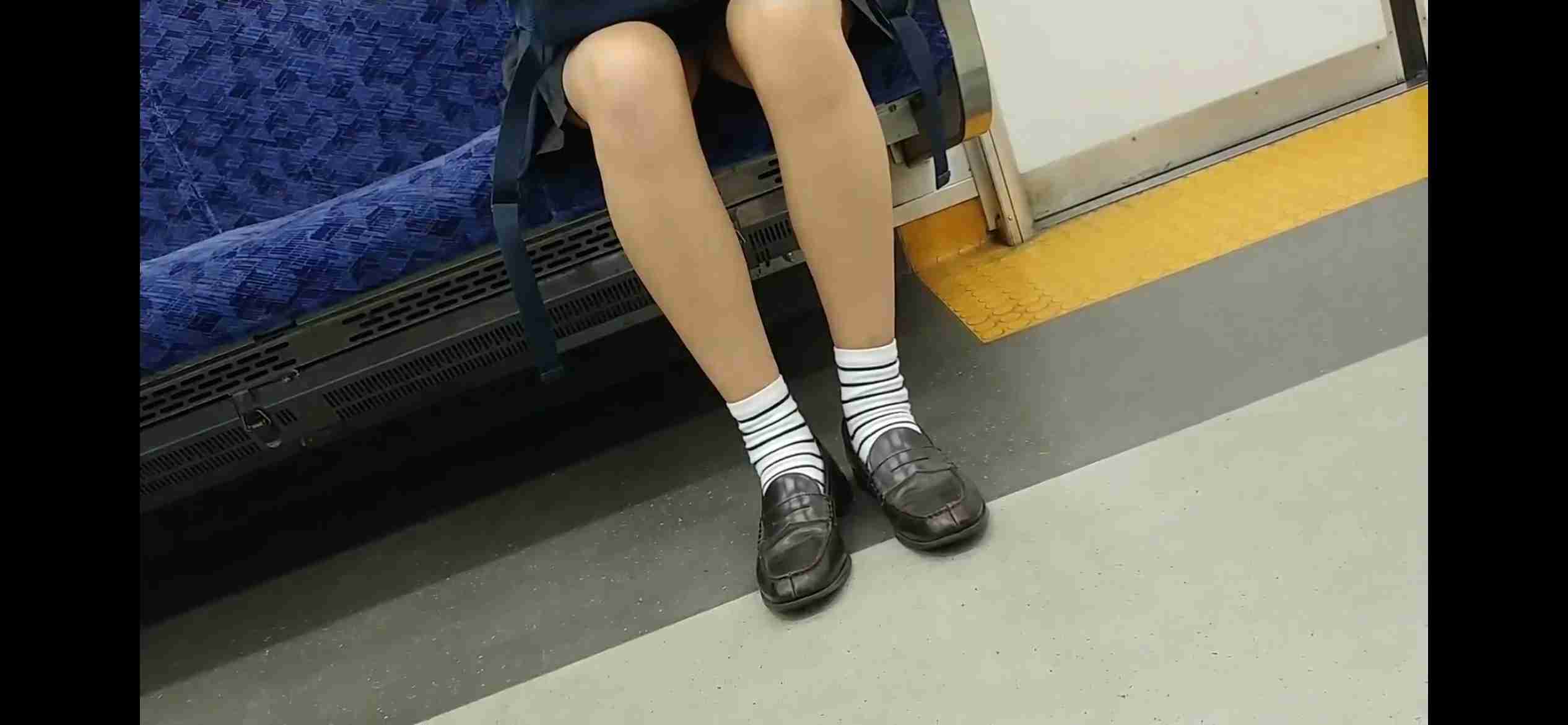 【再販】脚の形が綺麗な股開きJKを何度も撮る！