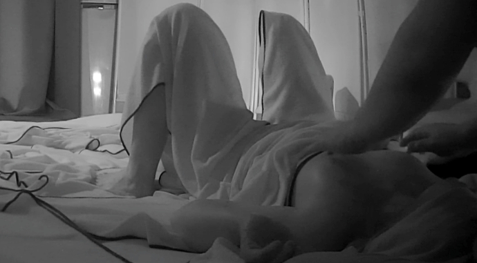 スタイル抜群の美人妻がエビ反り乳首イキ