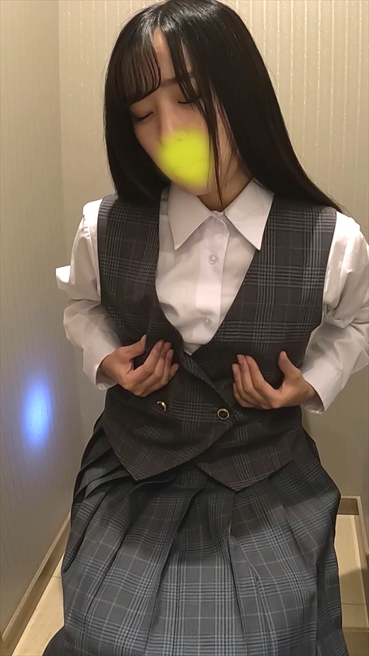 デパートのトイレでこっそりオナニーしちゃうJK180　童顔美巨乳のノーブラJKが指入れオナニーで痙攣イキ