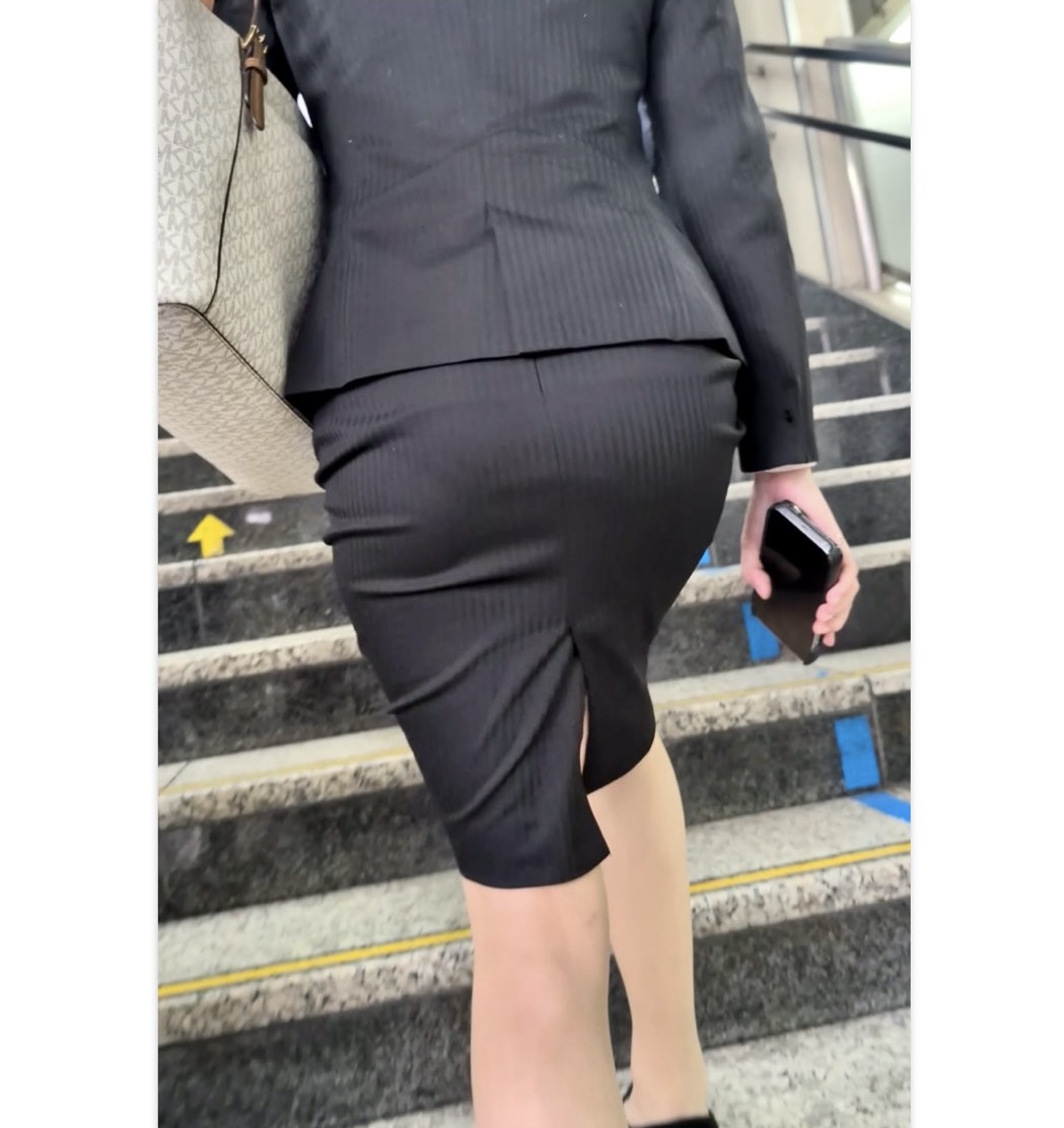 【550】Always透けっぱなしタイトスカートのリクルートスーツOLさん！