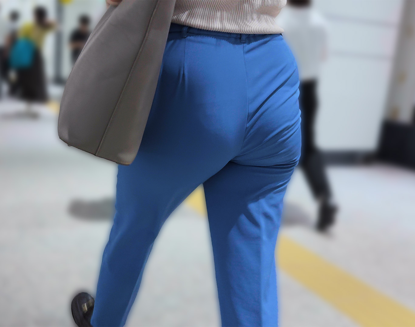 歩行記録0336「ミチミチ迫力ヒップを素知らぬ顔で見せつけるOLさん」(全2名)