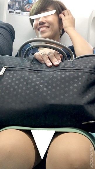 (電車対面)(顔出し)キレイなロングヘアも良いけど…ショートボブがとってもお似合いの…笑顔が可愛いOLお姉さんを観察してみました