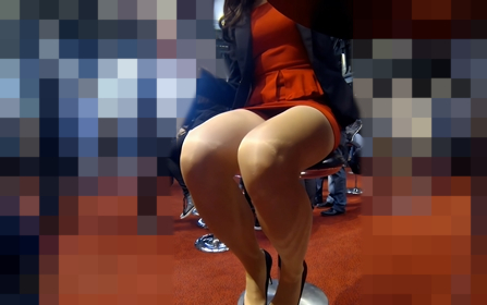 タイトスーツ極上OLのテーブルの下風景...スカートもずり上がっていやらしすぎるパンスト美脚を露出