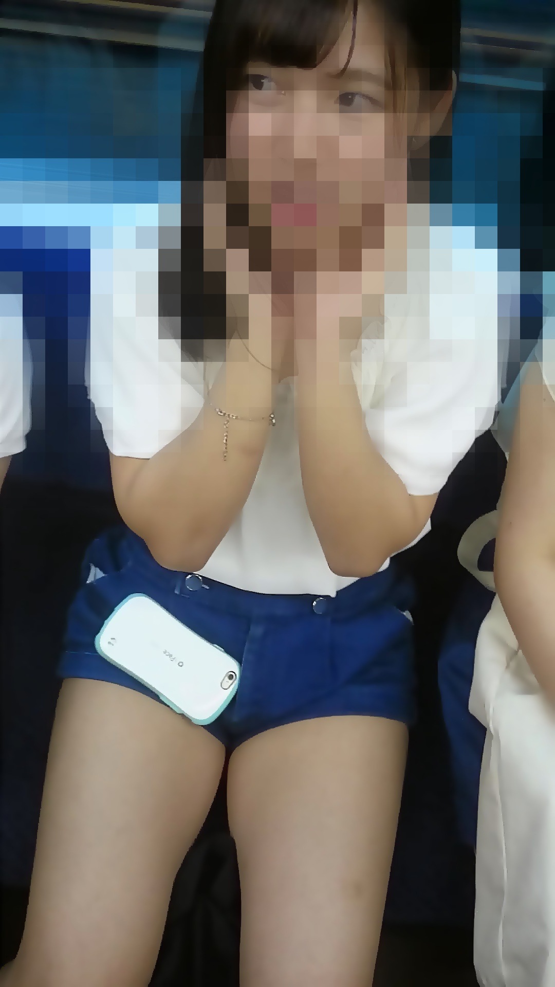 【リアル】美味しそうな太ももをさらけ出した◯D