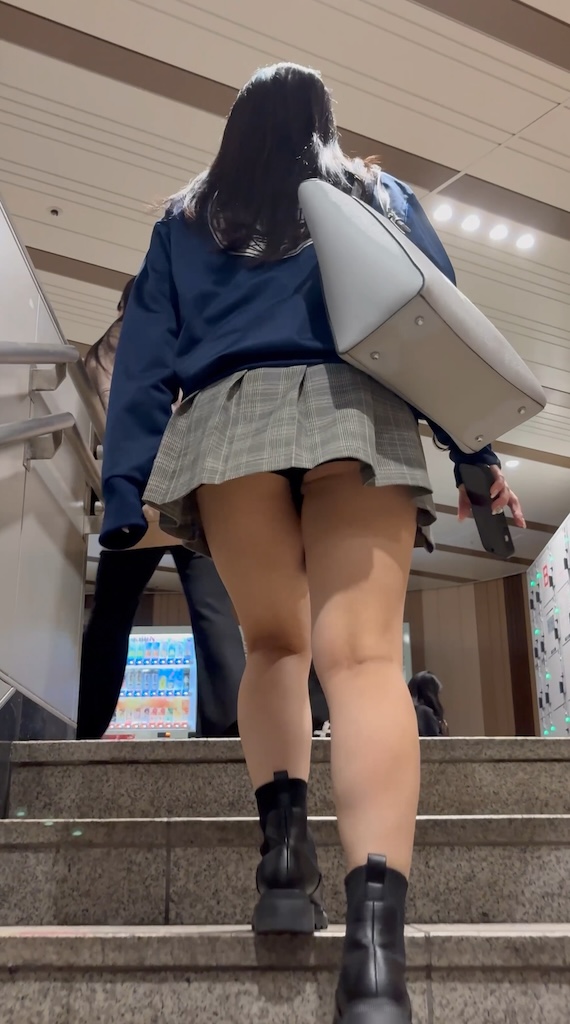 【再販】《４K・高画質》 No.1365「放課後帰り風！ミニスカの中身を見せる無防備な美女」