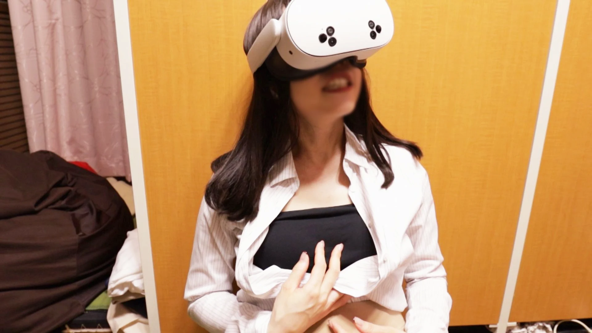 VRしている無防備状態の娘の胸ちらパンチラ  おっぱいを見られる羞恥　さとみさん