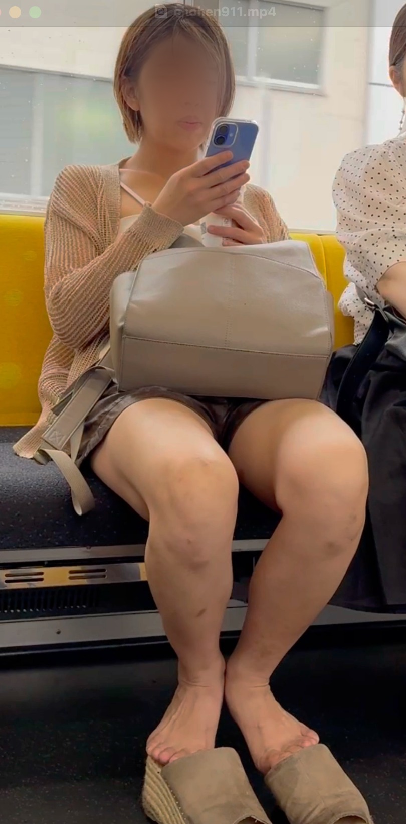 【再販】脚を組んだり、伸ばしたり、股を開いたり色々なポーズを披露する開放的なショーパン美人お姉さんの生脚