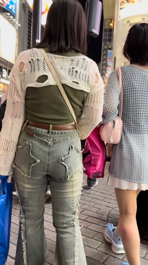 デニム女子コレクションVol.37 ぽっちゃり肉厚裾ぞろびきデニムのお姉さんとキャミワンピの美脚デニムのお姉さん