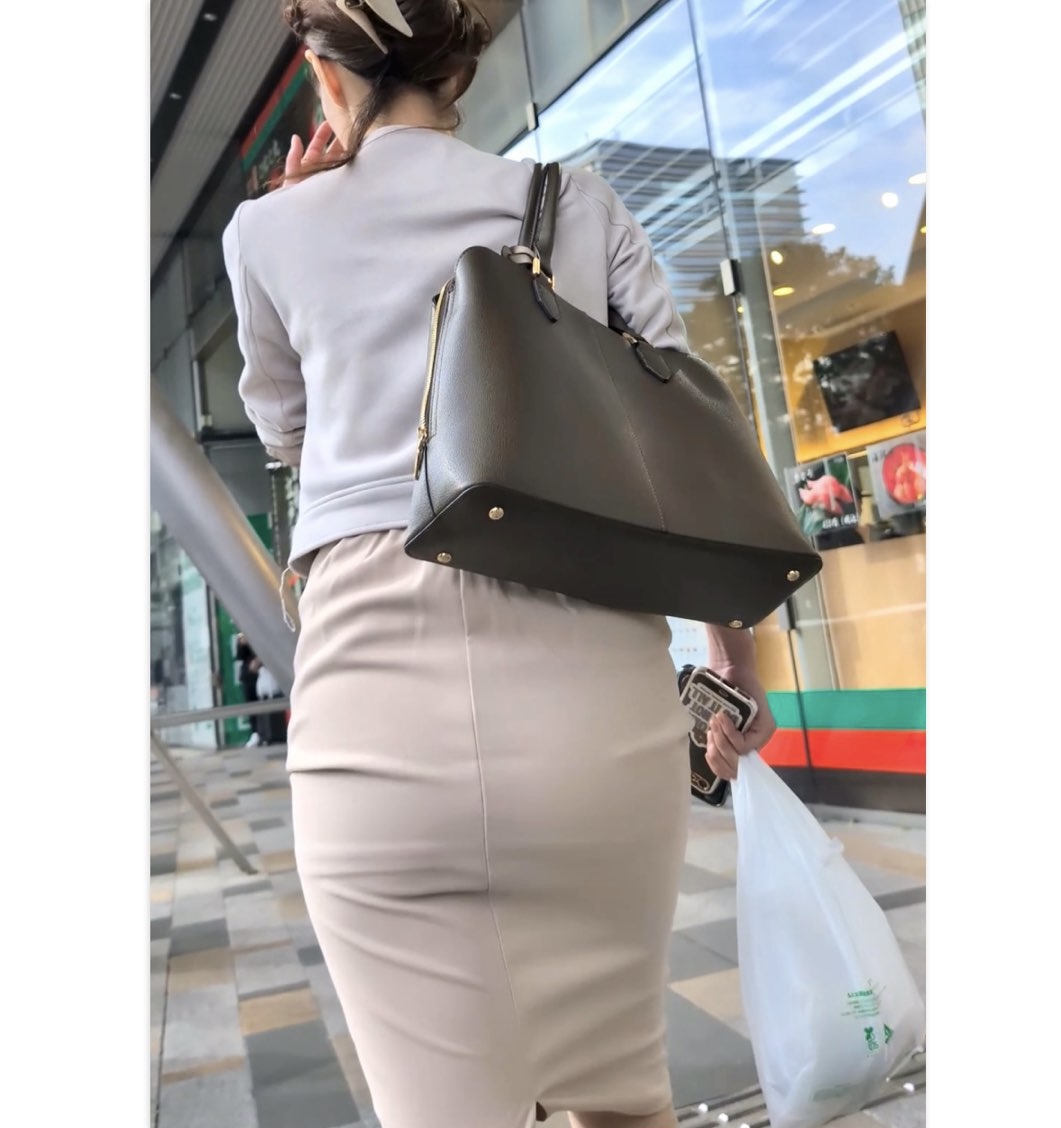 【521】眩しい白のタイトスカートで大きなお尻を見せつけて歩くOLさん！