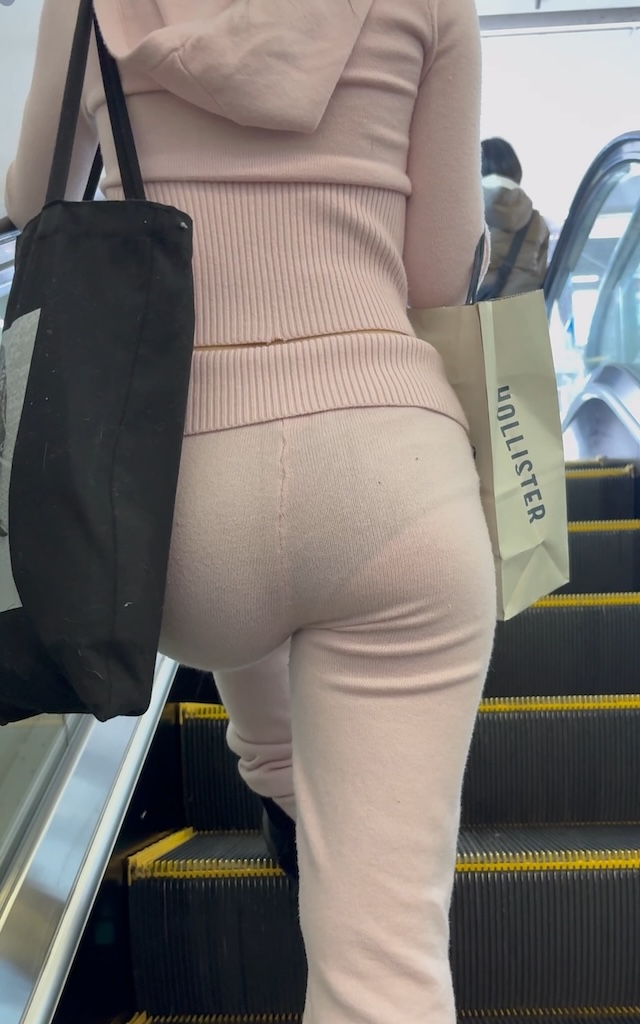 【再販】《４K・高画質》 No.1381「インタビューされるGAL！黒パンティー丸見えでも全く恥じらいない」