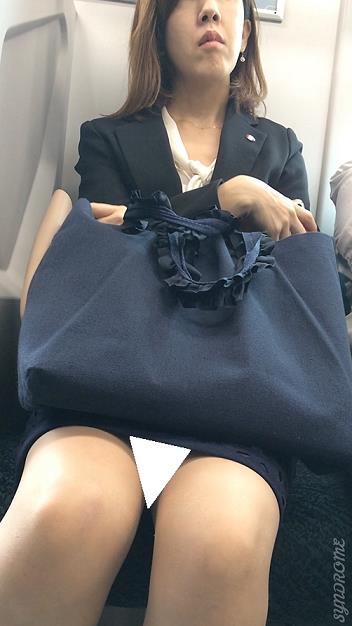 (電車対面）(顔出し）スカート丈が少し長めと油断して…むき出しのパンストあんよが緩んじゃう…ロングの黒髪がキレイなOLお姉さん