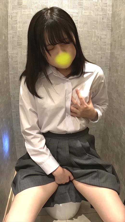 デパートのトイレでこっそりオナニーしちゃうJK168　純朴そうな美乳JKがギャップのある大胆オナニー