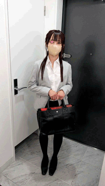 美人生保レディのおっぱいパンティー見せ～美乳美人の保険営業～