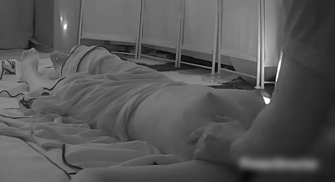 美容専門学校に通う美人お姉さんの勃起したエロ美巨乳がイヤらしい