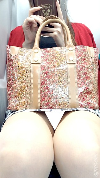 【再販】(電車対面）(顔出し）むき出しのパンストあんよをきゅっと閉じても…形状良好なタイトミニ▼の奥にチラつかせちゃうOLお姉さん