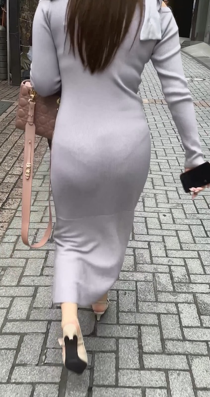 【再販】《４K・高画質》 No.1324「ノリノリでプルップル！とんでもない洋服で街を歩くセレブ美女」