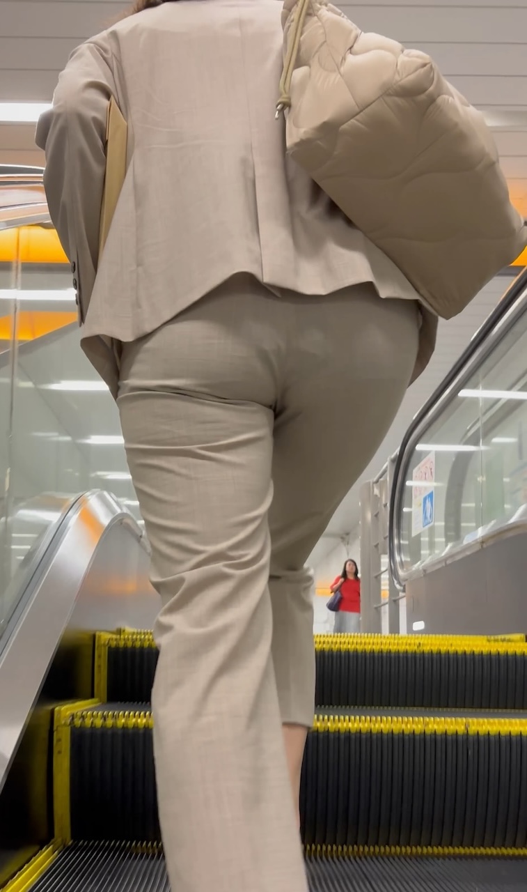 【再販】《４K・高画質》 No.1391「予感は的中した！面積小さめなハーフバックショーツが透け透け高身長OL」