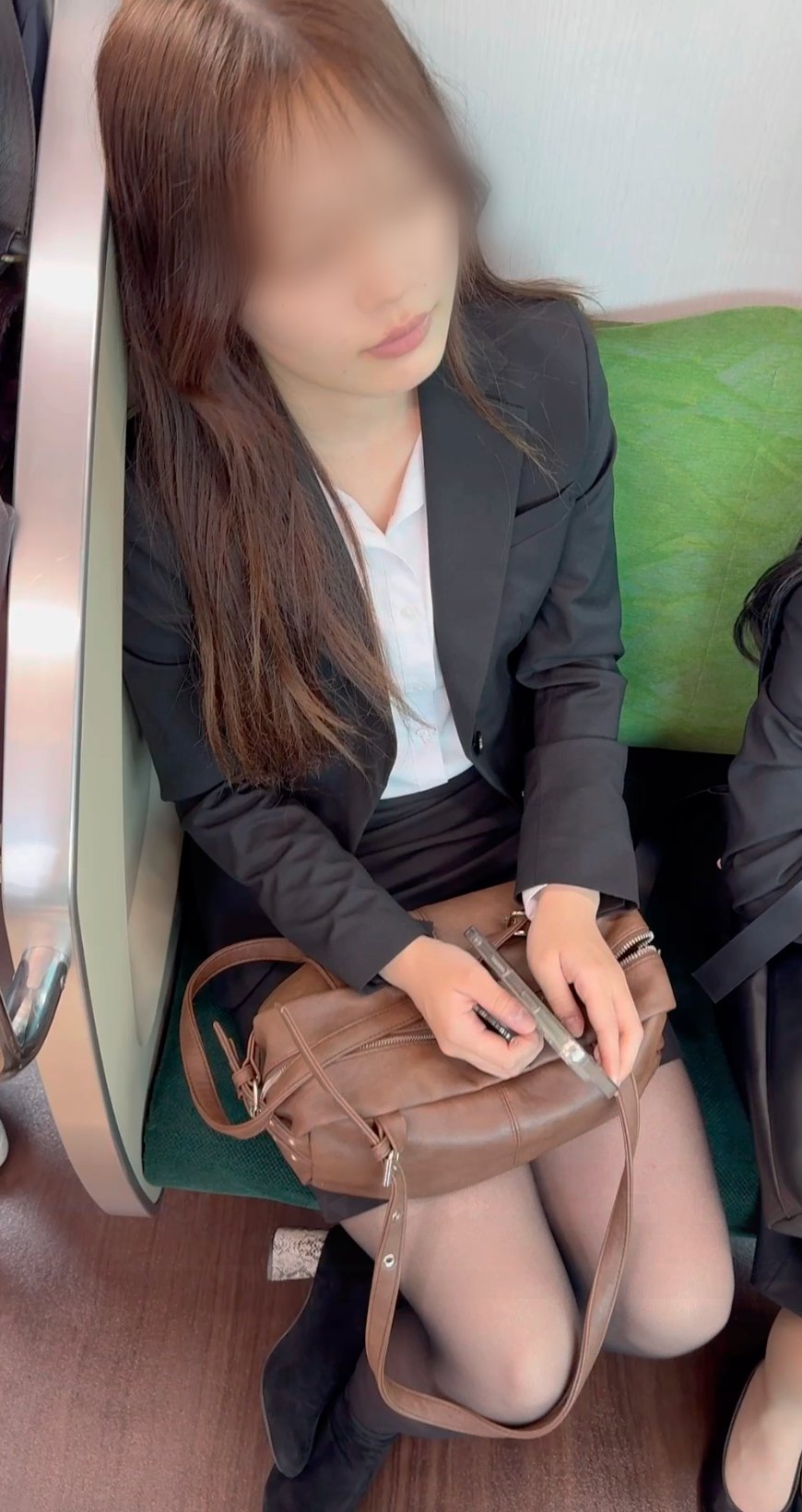 【再販】超絶S級美人スーツOLお姉さんのエロ過ぎる真上からの黒スト美脚を凝視！