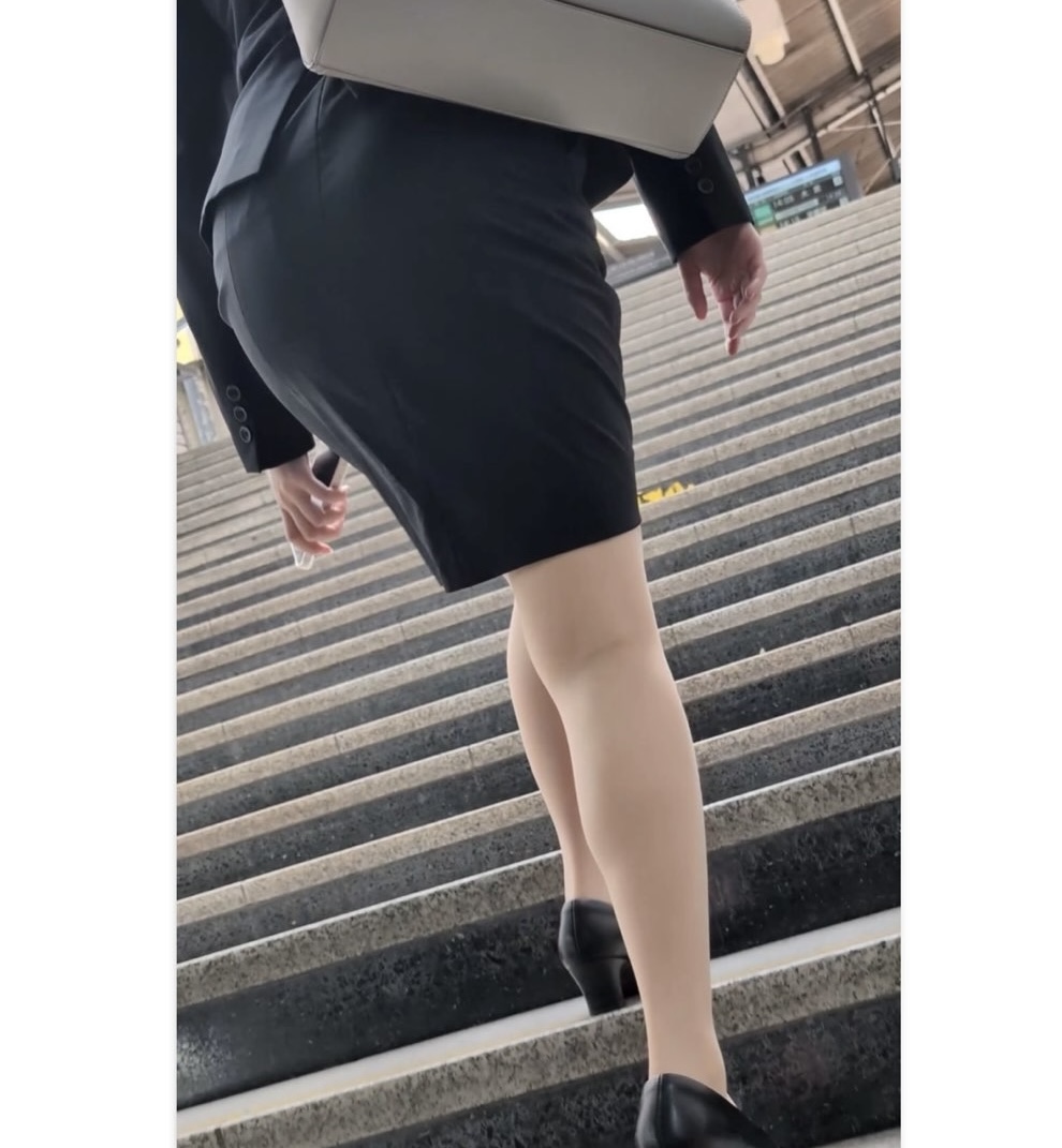 【532】春の就活OLさんたちの魅惑的立ち姿と至高の階段登り！(おまけ動画アリ)